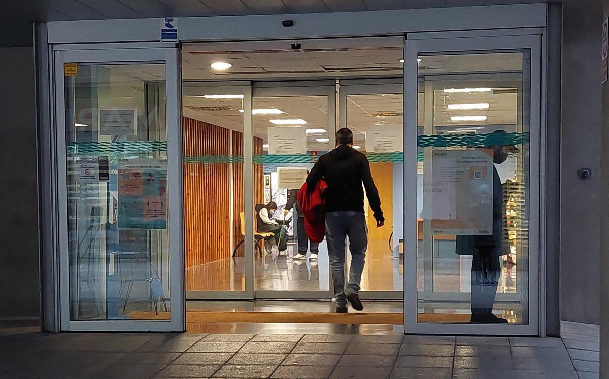Entrada a un centro de salud en Zaragoza.