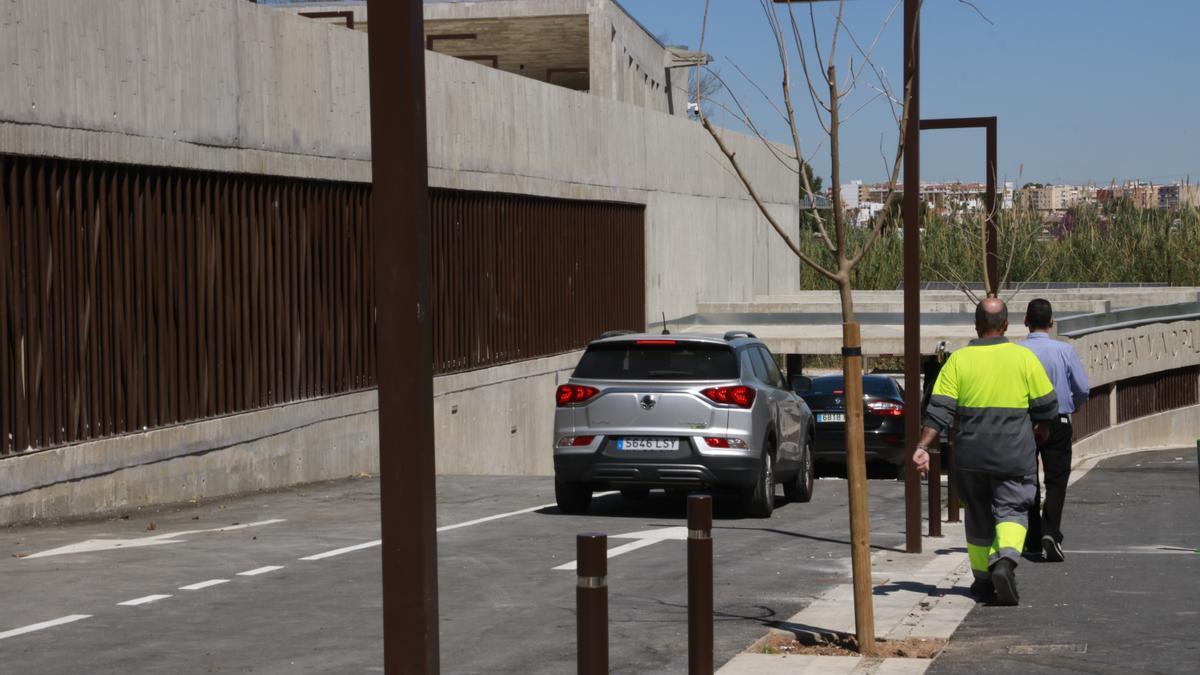 Coches entrando en el parking del Túria de Quart.