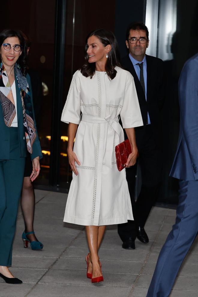 La reina Letizia con un vestido camisero blanco en el acto inaugural del 'Año Picasso'