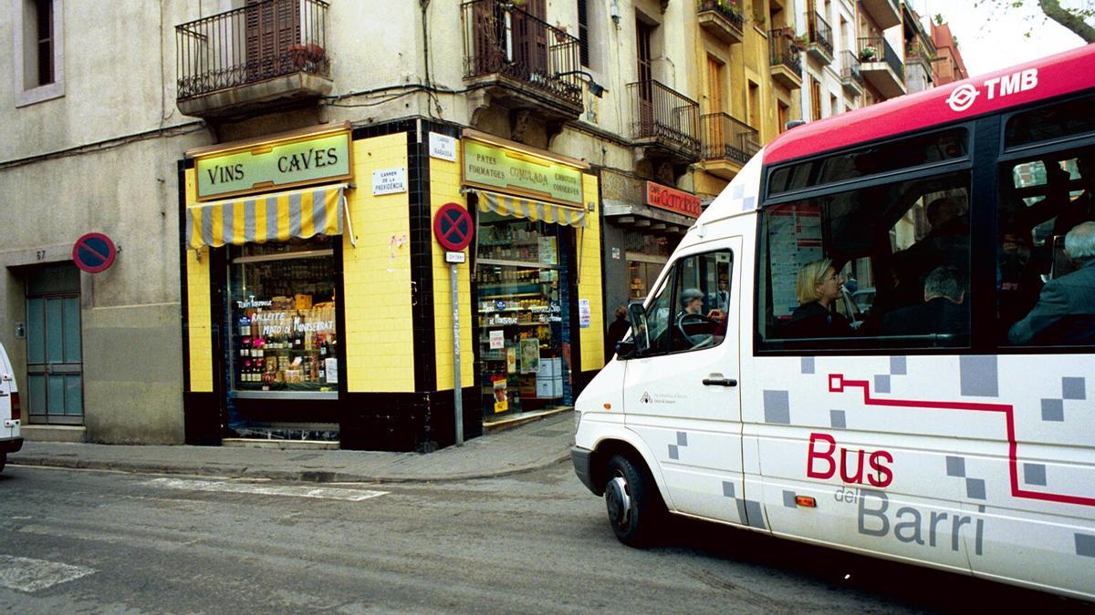 Marzo de 2004. Un Bus de Barri recorre las calles de Gràcia