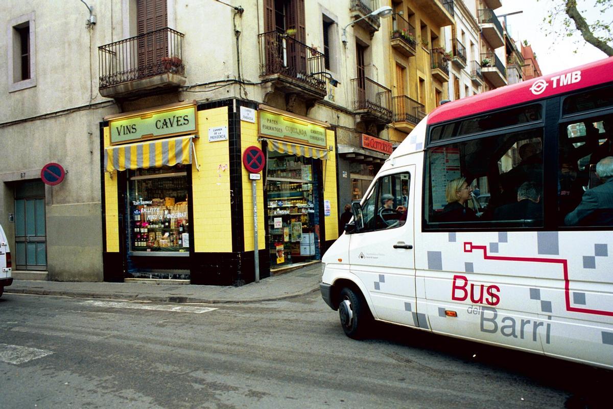 Marzo de 2004. Un Bus de Barri recorre las calles de Gràcia