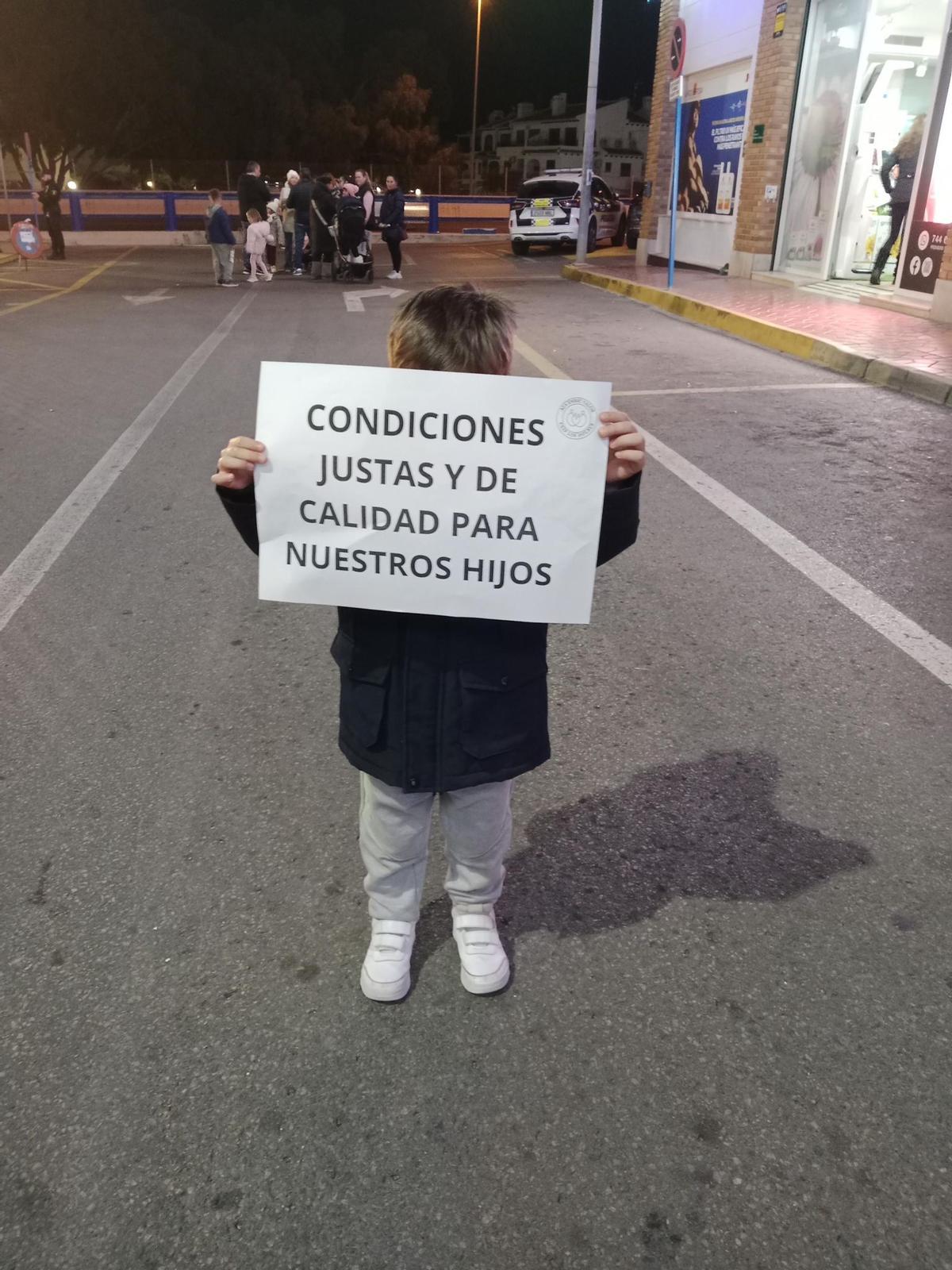 Cartel de protesta en el litoral oriolano