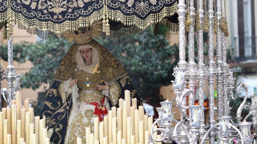 La Virgen de la Paz haciendo pequeñas las calles a su paso.