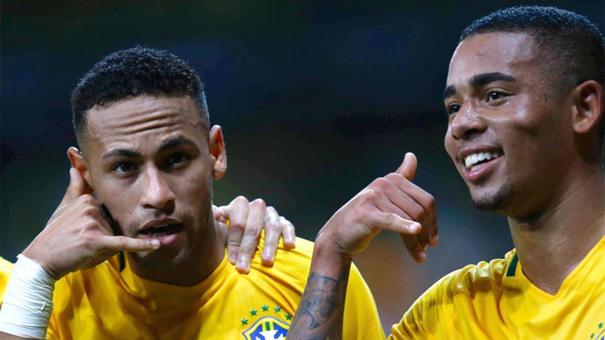 Neymar Júnior y Gabriel Jesús celebran un gol de Brasil durante un partido contra Argentina en las Eliminatorias del Mundial de Rusia 2018