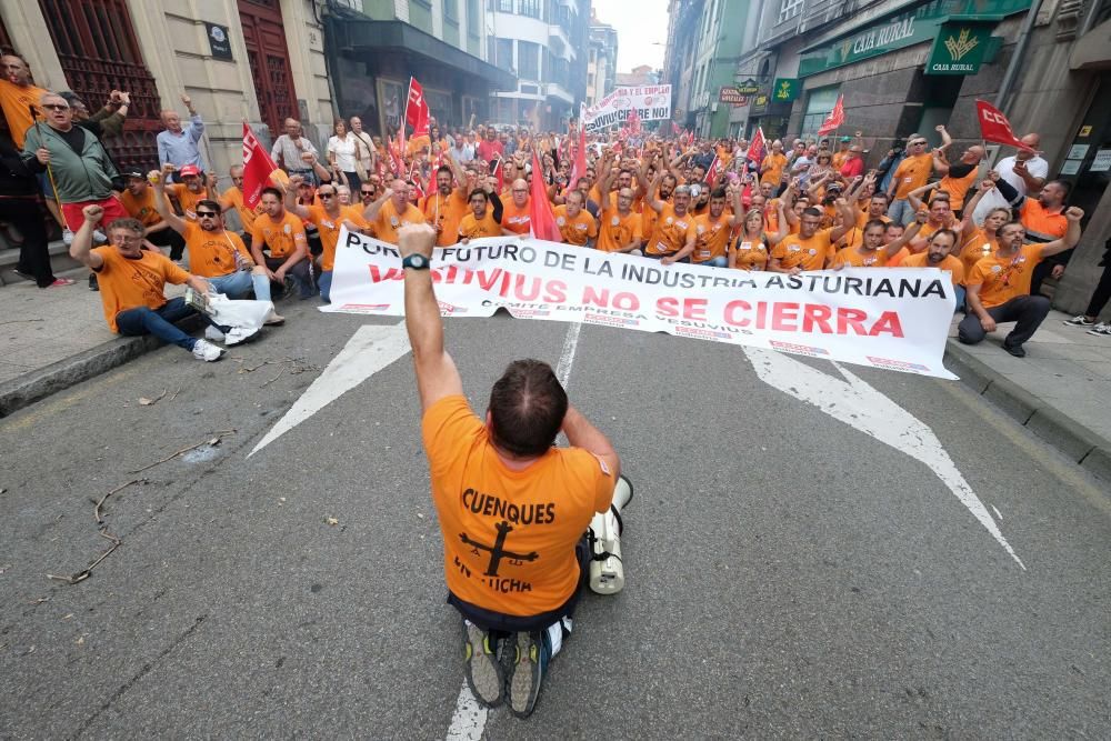 Siete mil personas claman en Langreo contra el cierre de Vesuvius