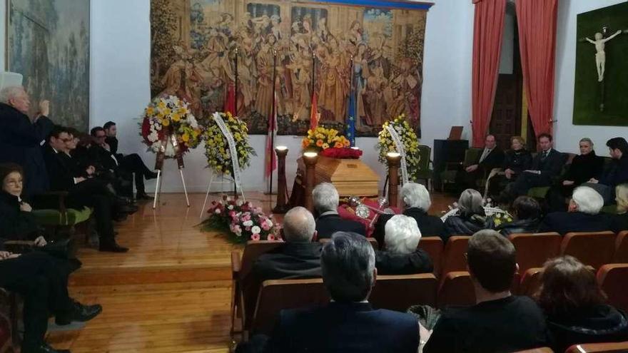 Familiares, autoridades, amigos y vecinos de Toro velan al director de orquesta en la capilla ardiente instalada en el salón de plenos del Ayuntamiento de Toro.