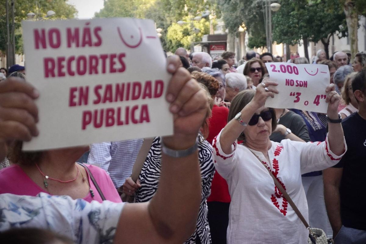 Numerosas personas protestan en el bulevar del Gran Capitán.