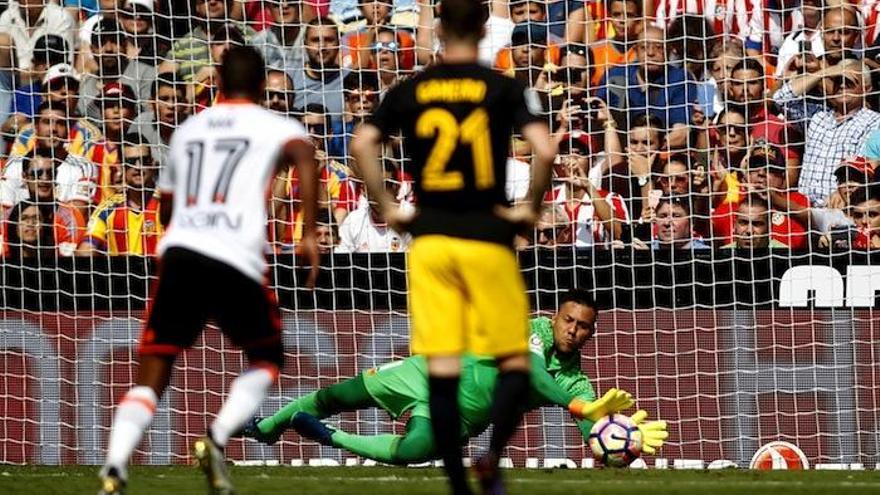 Diego Alves detiene  el penalti de Gabi, el segundo ante el Atlético en el último partido de Liga.