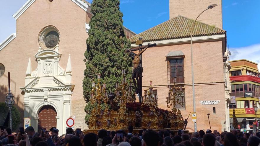 Vídeo | El Cristo de la Sangre de San Benito pasa por delante del monumento a Santa Ángela de la Cruz