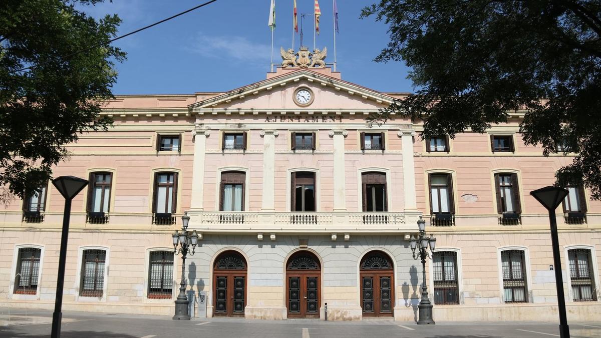 La fachada del Ayuntamiento de Sabadell, tras la retirada de la pancarta en apoyo a los presos independentistas.