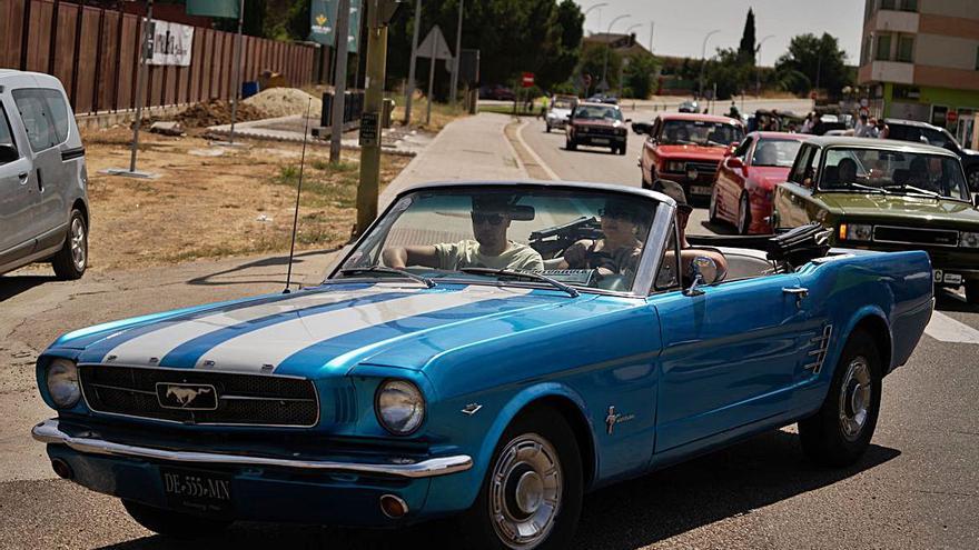 Un Ford Mustang participando en la ruta del II Motorock Classic Fest. | José Luis Fernández