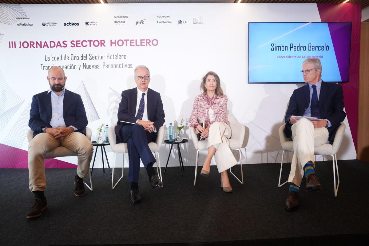 De izquierda a derecha: Joan Triu Riu, consejero directivo del Grupo Riu; Simón Pedro Barceló, copresidente de Grupo Barceló; Raquel Sánchez, presidenta de Paradores y Martí Saballs, director de información económica de Prensa Ibérica.