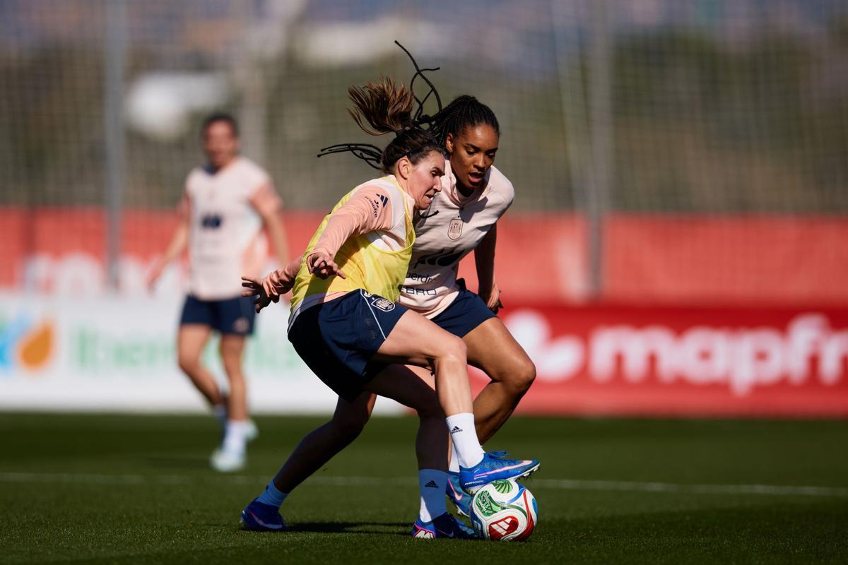 España ha preparado la cita de hoy en las instalaciones de la Real Federación Española de Fútbol en Las Rozas. En la imagen, Mariona y Salma.