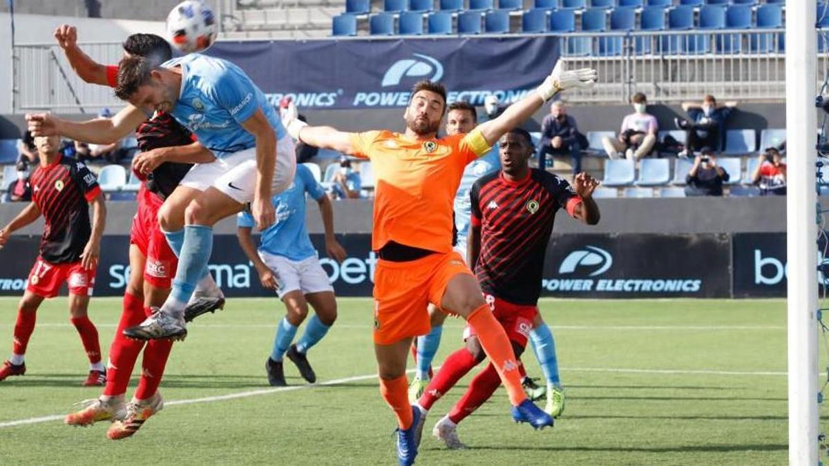 Un lance del partido de la primera vuelta ente el Ibiza y el Hércules que acabó con victoria balear por 1-0.