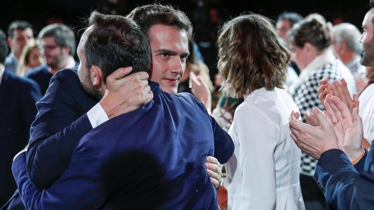 El secretario general de Ciudadanos, Albert Rivera, abrazando a Francisco de la Torre tras ganar las primarias del partido