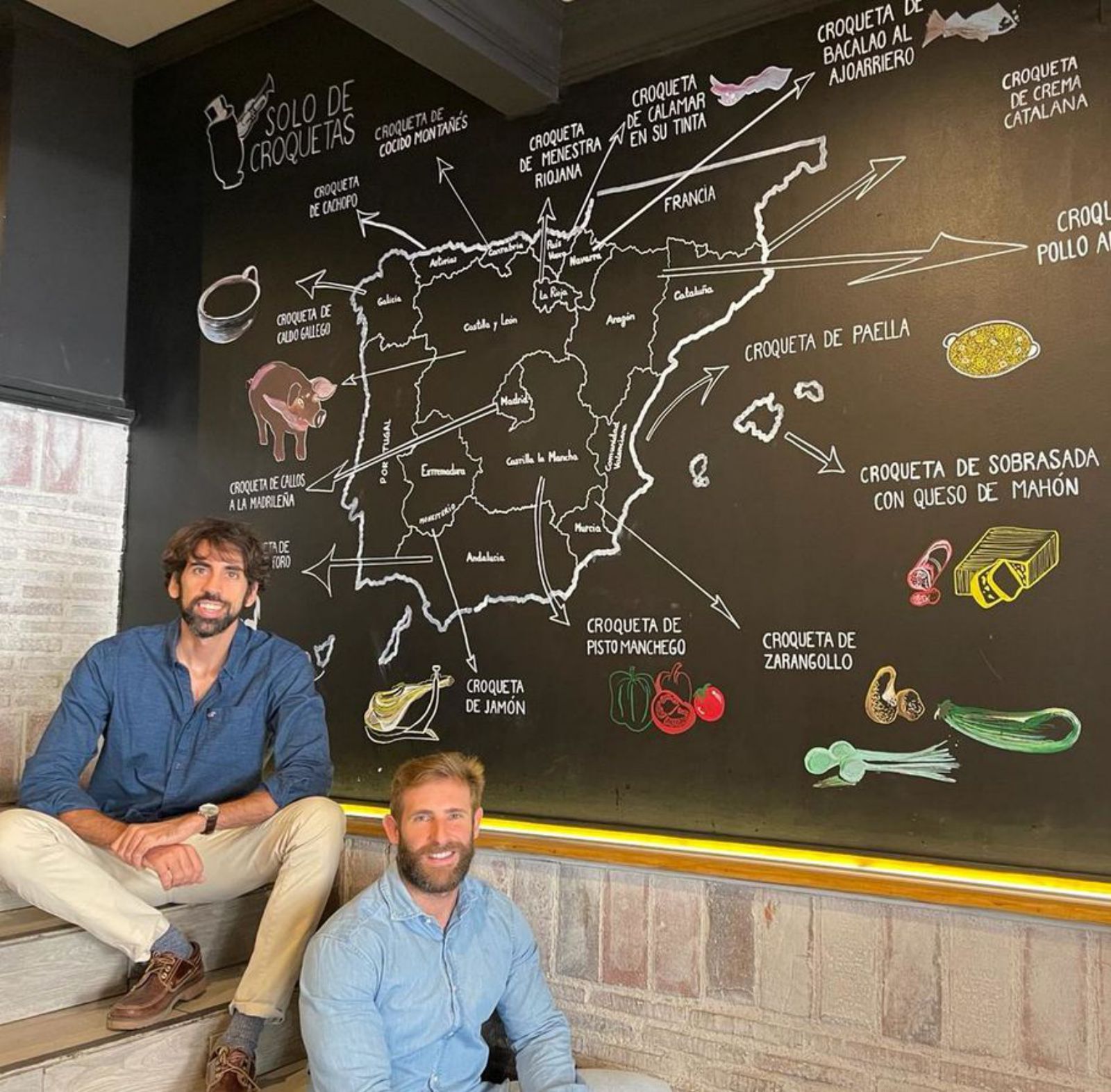 Eduardo Gambero y Javier del Moral, ante el mapa croquetero de España, en su restaurante madrileño. | Solo de croquetas