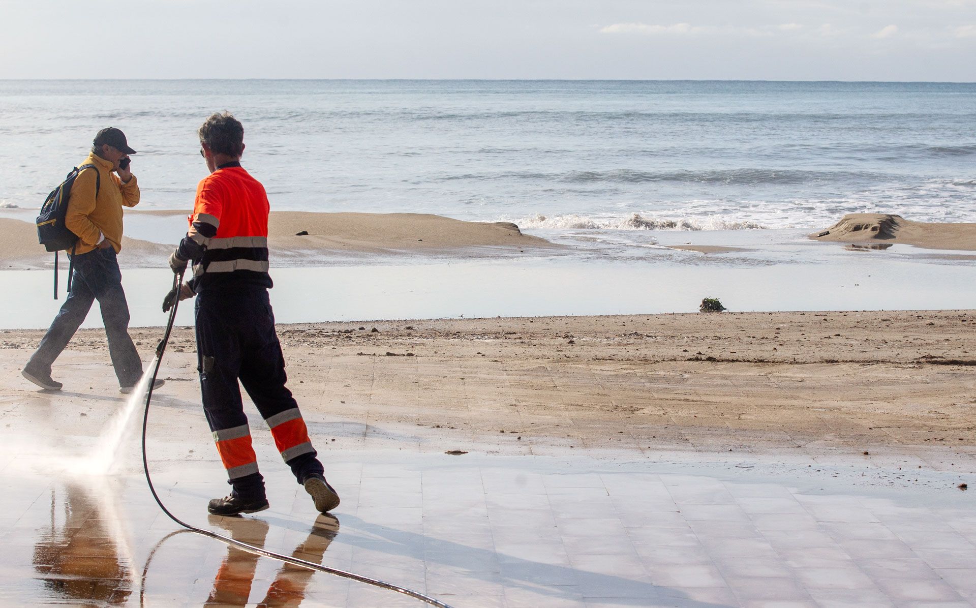 El temporal se deja notar en las playas de Alicante