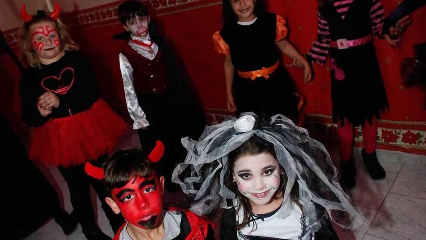 Pequeños disfrazados, en la fiesta de Halloween de Los Campos.