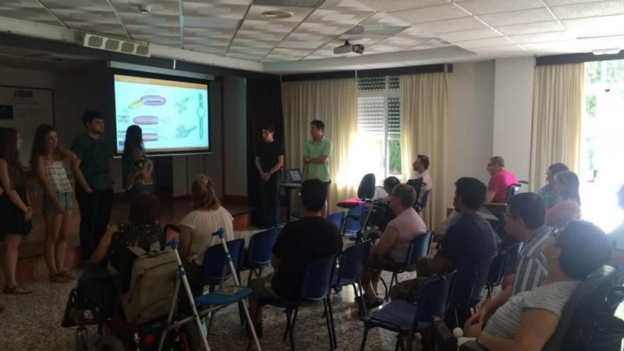 Estudiantes de la UJI presentan sus prototipos  de cuberteria adaptados para el Maset de Frater