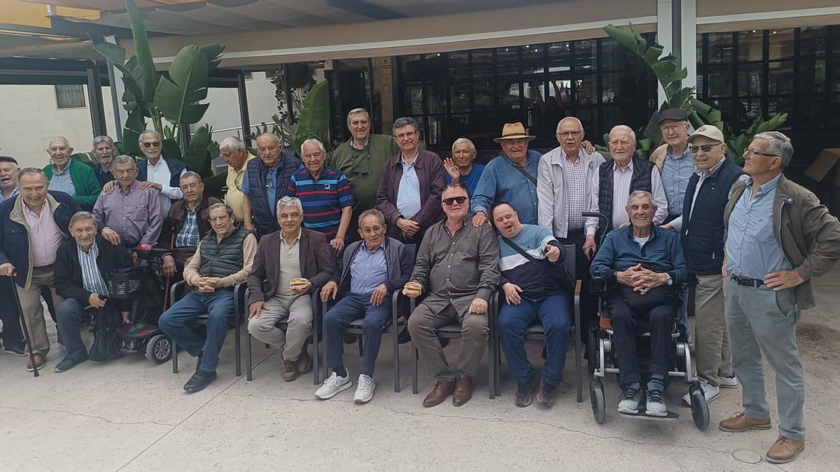 Foto de familia de los participantes y homenajeados por la Sociedad Amigos del Villalobos de Elche