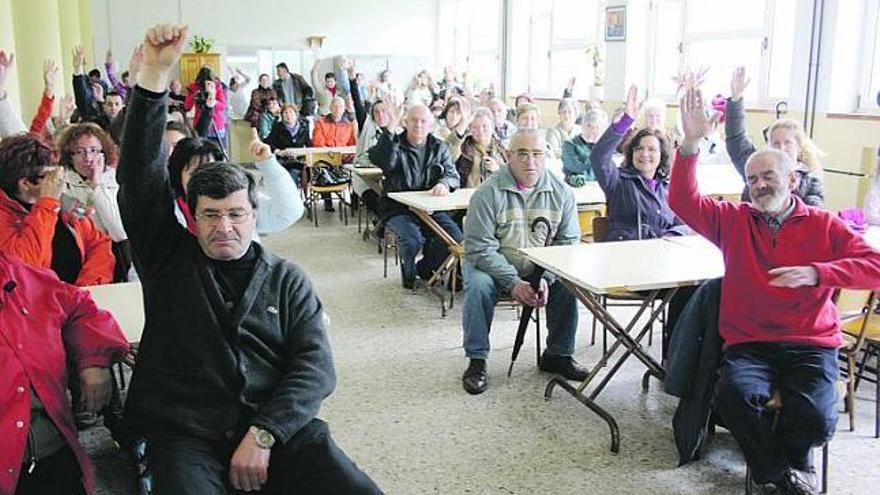 Los padres del Instituto de Boal, ayer, en asamblea, votando a favor de mantener las movilizaciones.