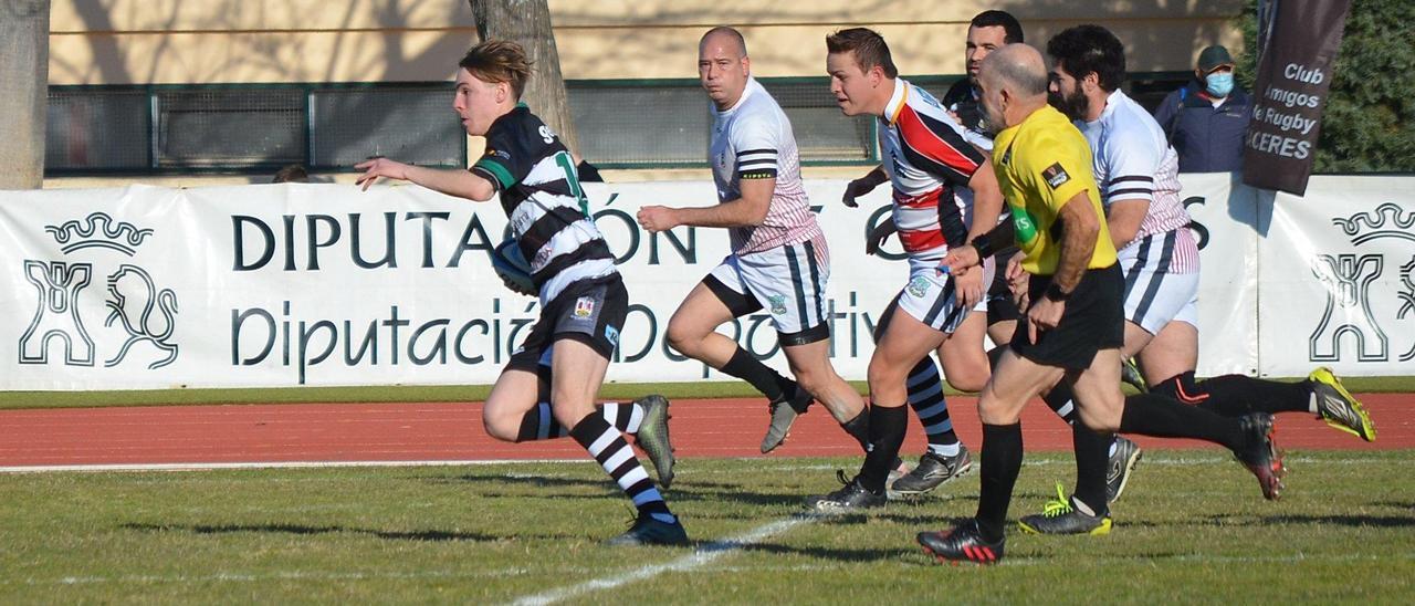 Imagen del partido CAR Cáceres-Gladiadores Mérida de la Liga Extremeña de esta temporada.