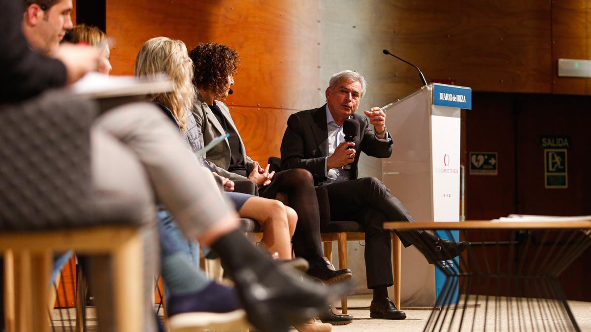 El director de zona II de Aqualia, Juan Luis Castillo, durante una de sus intervenciones.