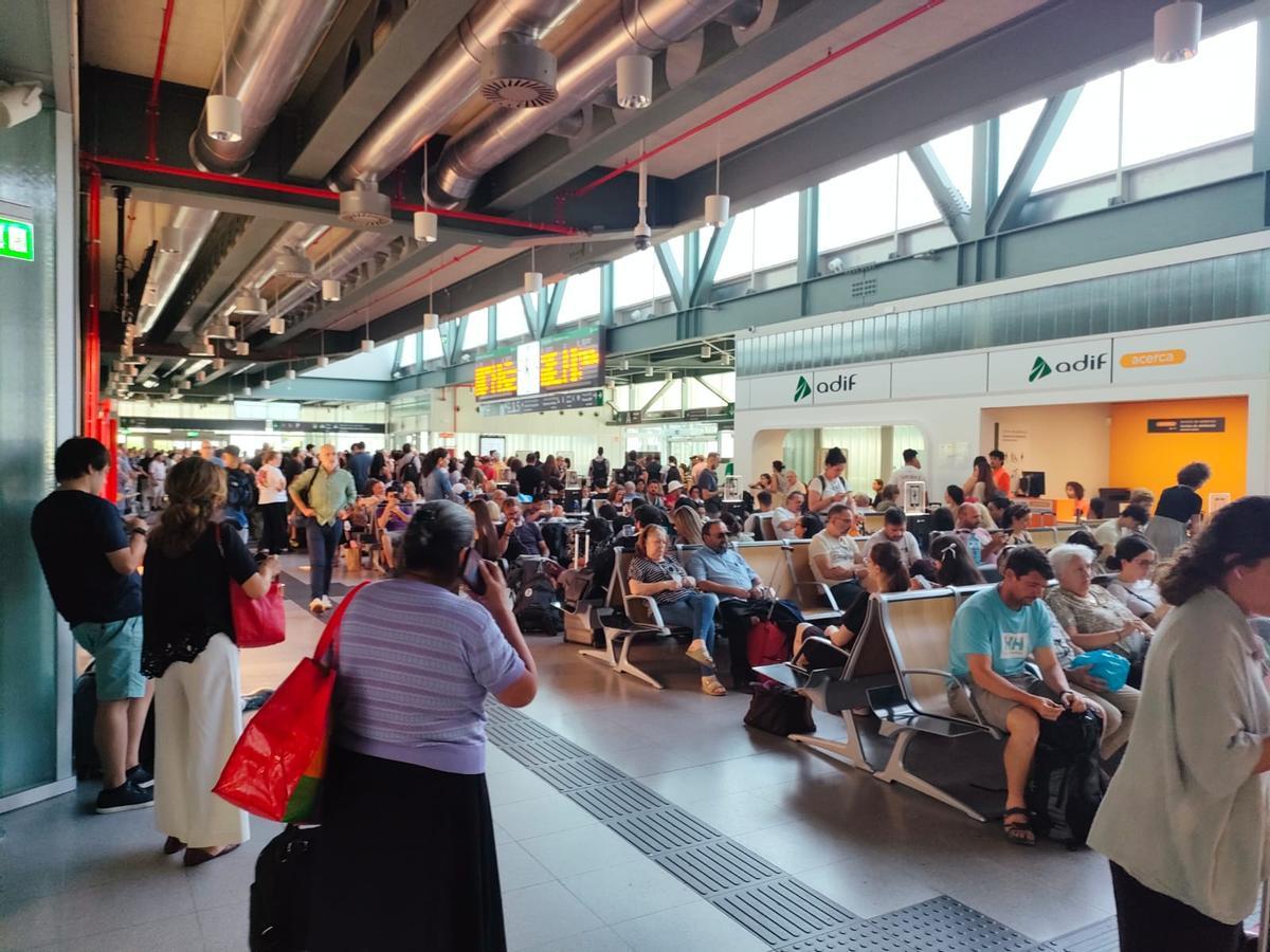Viajeros del AVE entre Madrid y Vigo afectados por el corte Ourense-Santiago de Adif y Renfe: «No nos han sabido decir nada»