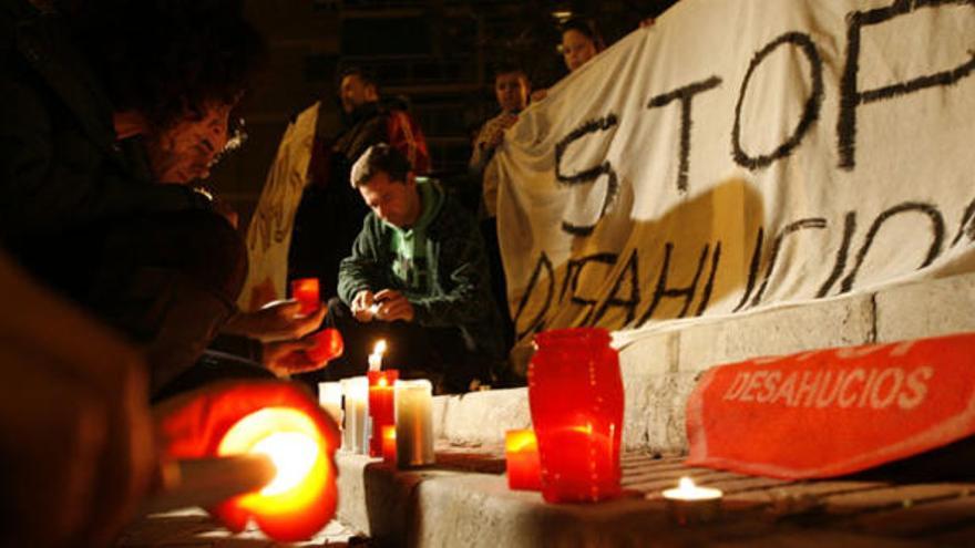 Velas en recuerdo a María Victoria en la barriada de Los Corazones.