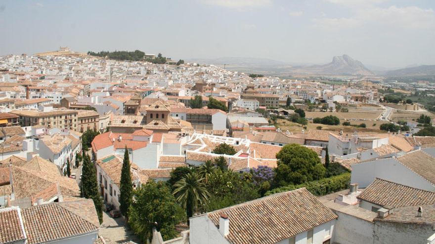 Imagen de Antequera con la Peña de los Enamorados al fondo.