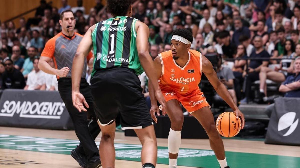 Un momento del partido entre el Juventut y el Valencia Basket.