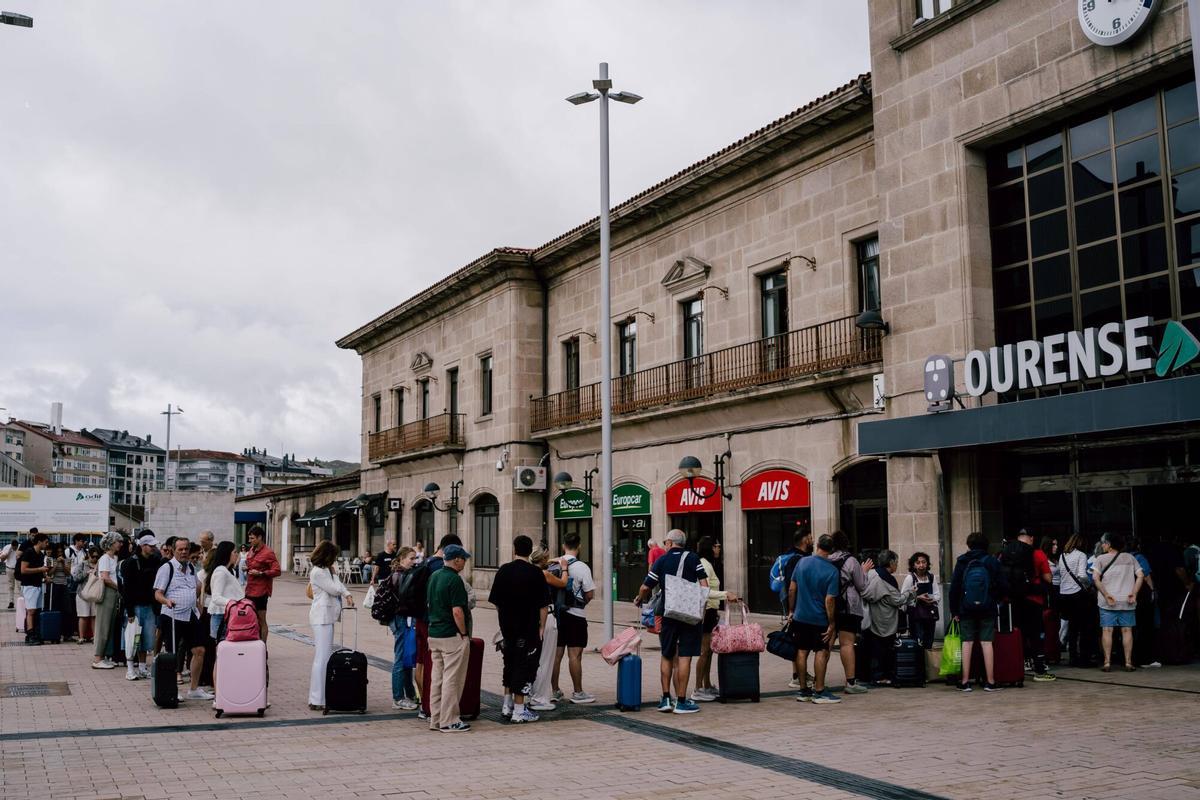 Las largas colas de viajeros en la estación de tren de Ourense.