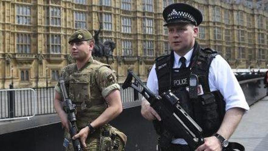 Soldats van desplegar-se al Regne Unit per acompanyar els policies