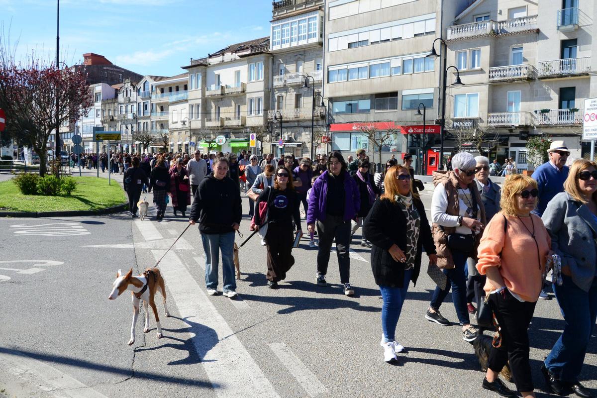 Centenares de personas se manifiestan por el Día de la Mujer Trabajadora en Cangas