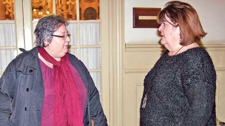 La diputada Montserrat Seijas (izquierda) y Huertas, ya expresidenta del Parlament, hablan tras una reunión, el pasado miércoles.