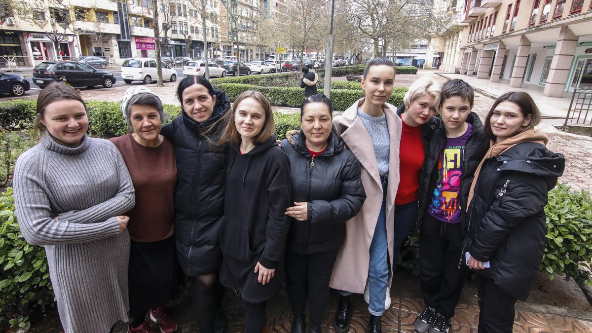 Ante la puerta del hotel Neptuno. Oxana (27 años), Nadia (59), Vita (31), Tatiana (27), Natalia (46), su hija Valeria (16), Valeria (42) y sus hijos Leonid (12) y Camila (23). Los nueve tuvieron que dejar Ucrania a causa de la guerra.