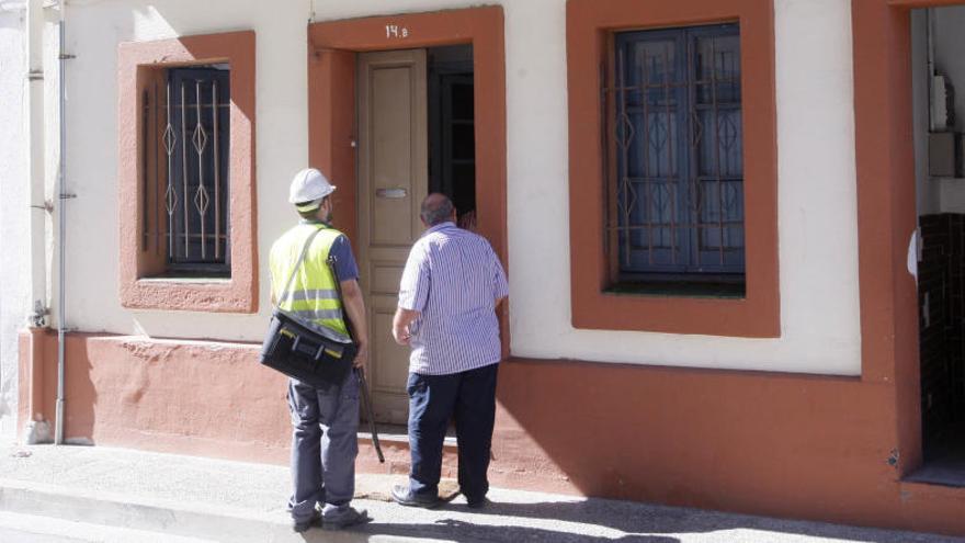 El fals sostre de la casa ha cedit, a la imatge es pot veure l&#039;arquitecte i tènics treballant-hi