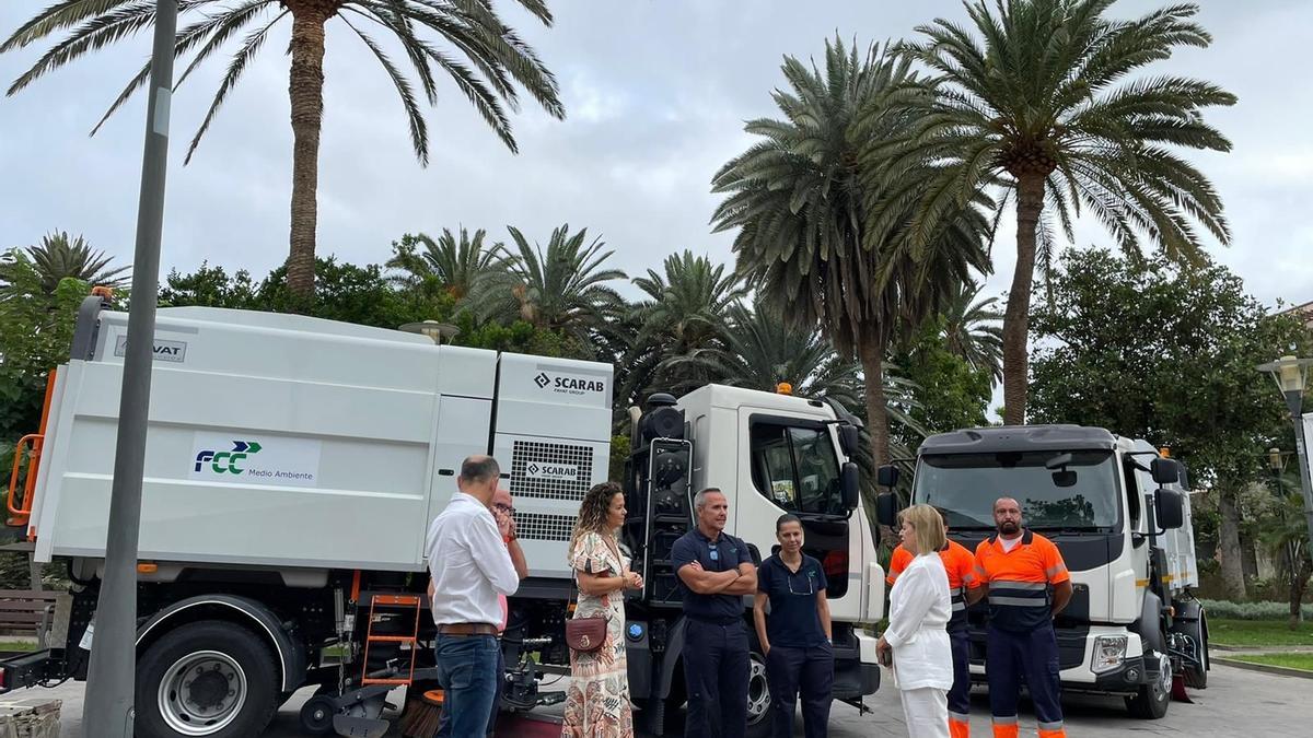 La concejala de Servicios Públicos de Las Palmas de Gran Canaria, Inma Medina, junto a las nuevas  barredoras y personal municipal.