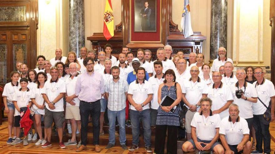 Participantes en la travesía, junto al alcalde de Santiago de Compostela.