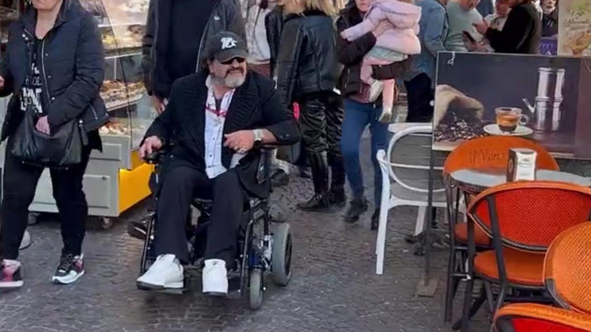 Un clon de Maradona pasea en su silla de ruedas por Nápoles