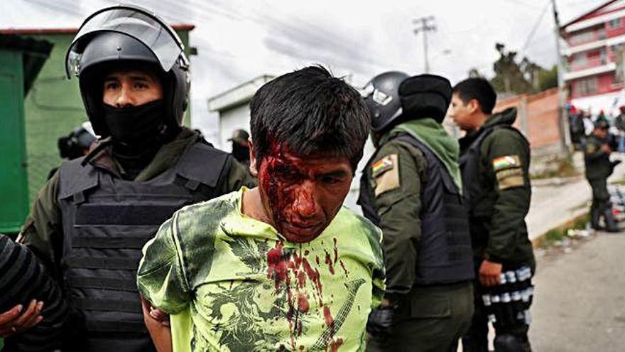 Continuen els enfrontaments entre manifestants i policies a Bolívia.