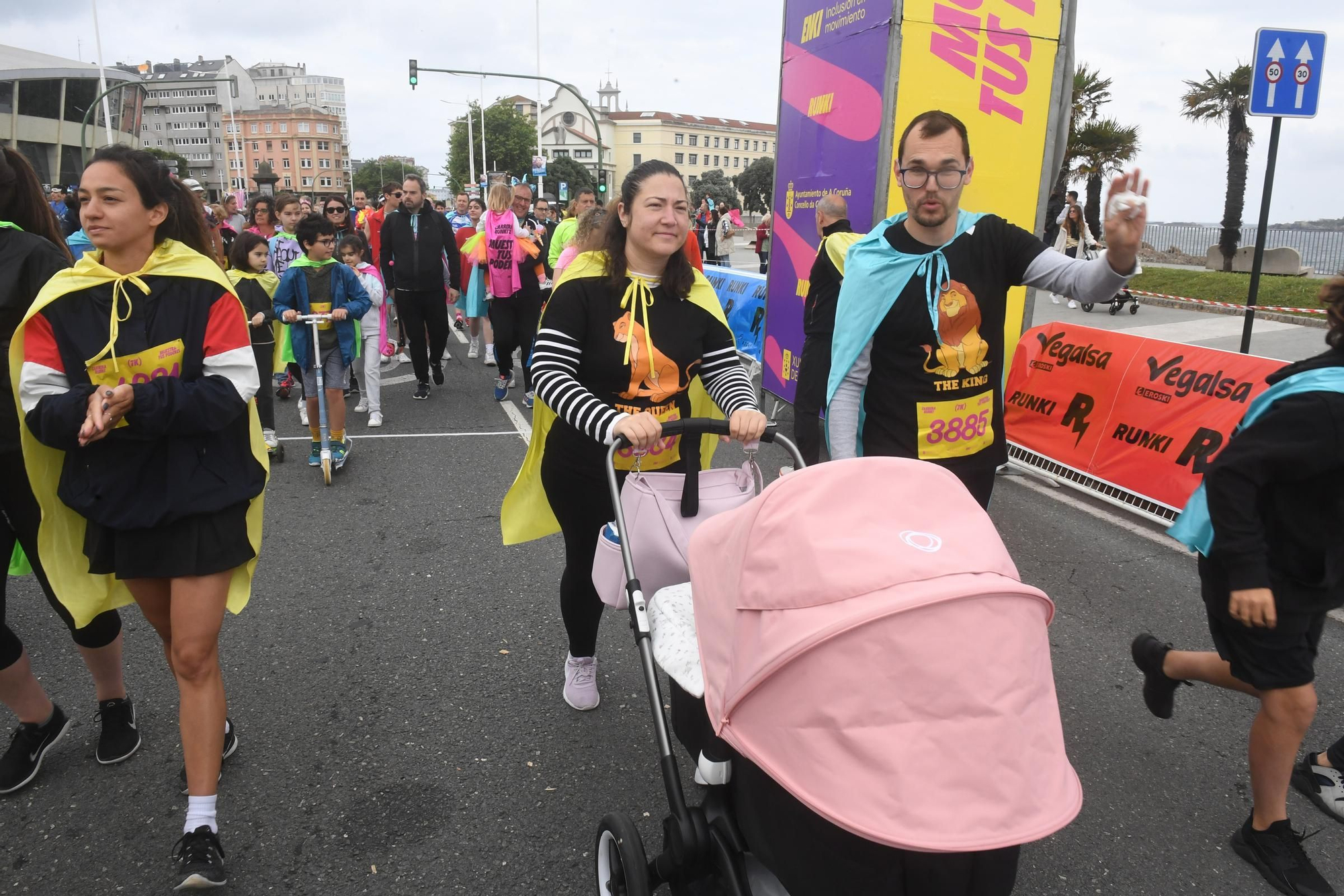 La carrera RUNKI, promovida por ENKI y Fundación Adcai inunda las calles de A Coruña con sus capas de superhéroes