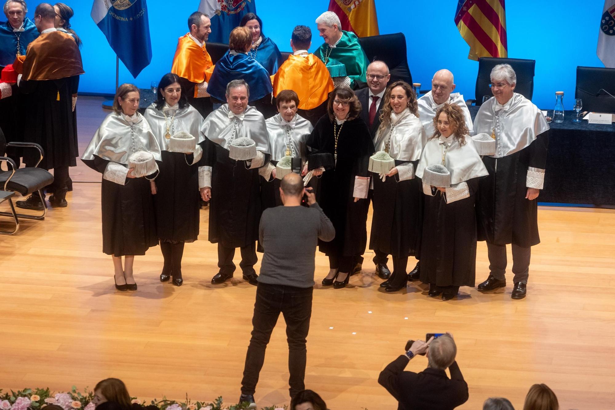 La Universidad de Alicante ha investido como doctora honoris causa a la enfermera María Paz Mompart García