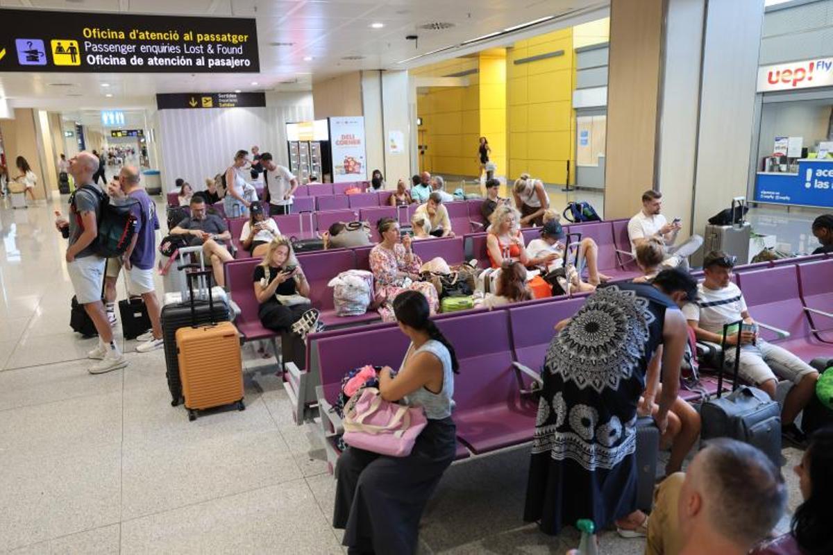 Aeropuerto de Ibiza: la solución de quien huye y el problema de quien llega