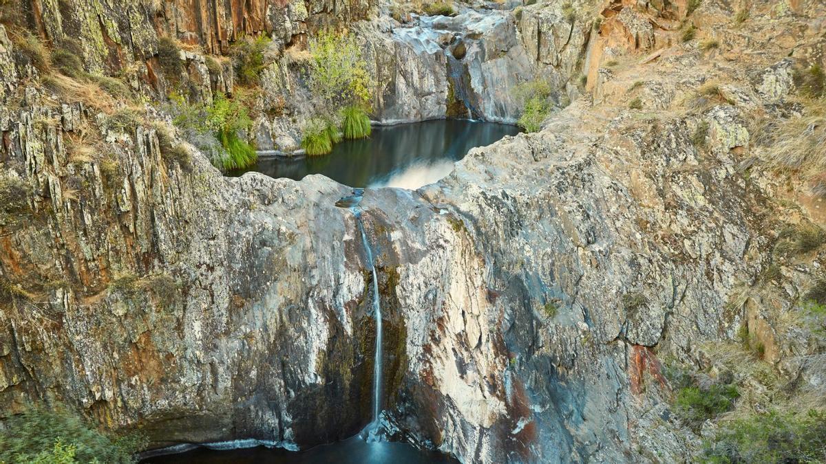 Las cascadas de Aljibe, dos impresionantes saltos de agua en los Pueblos Negros de Guadalajara