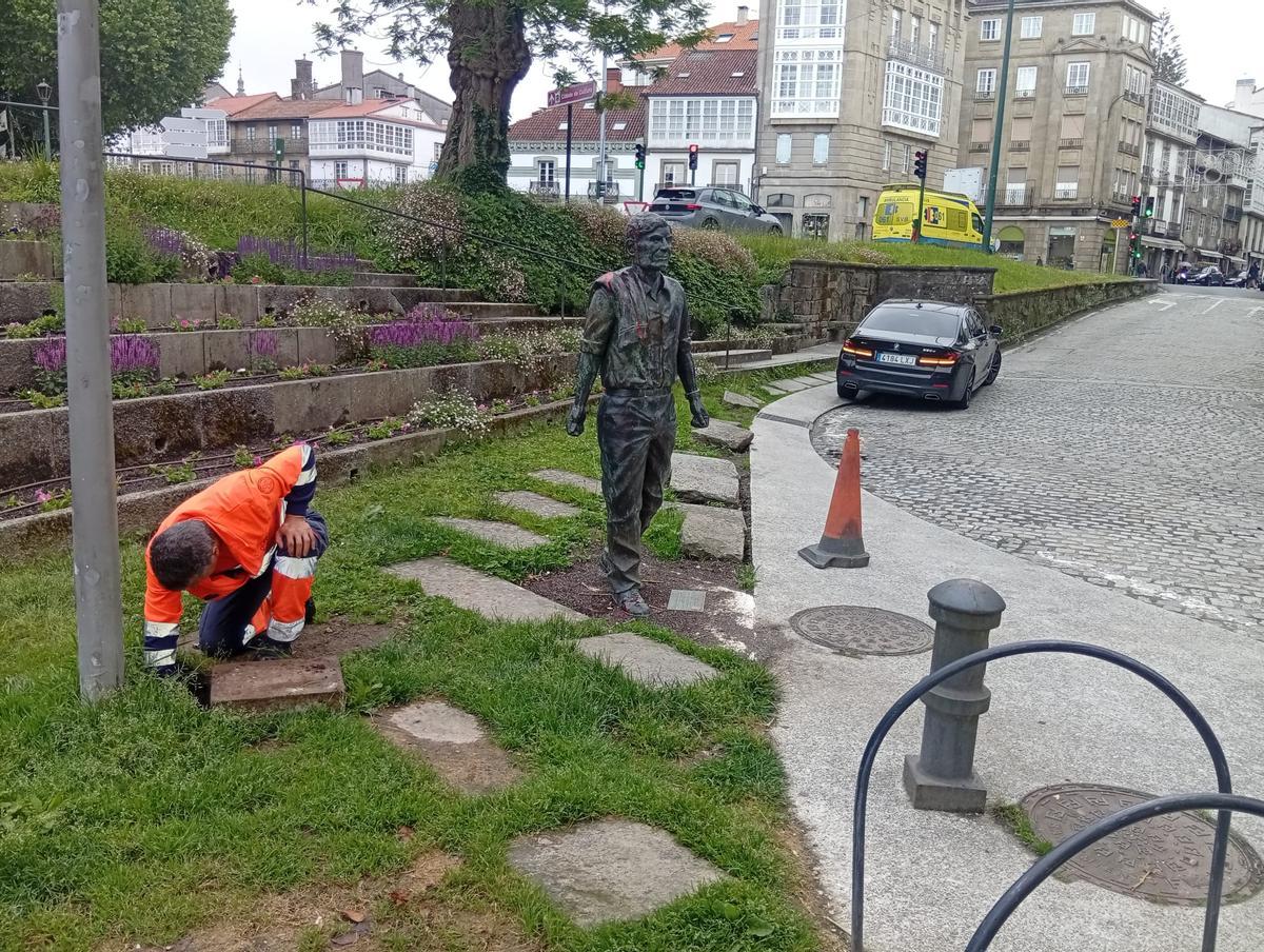 La estatua de Moncho Reboiras en Santiago aparece vandalizada con pintura roja