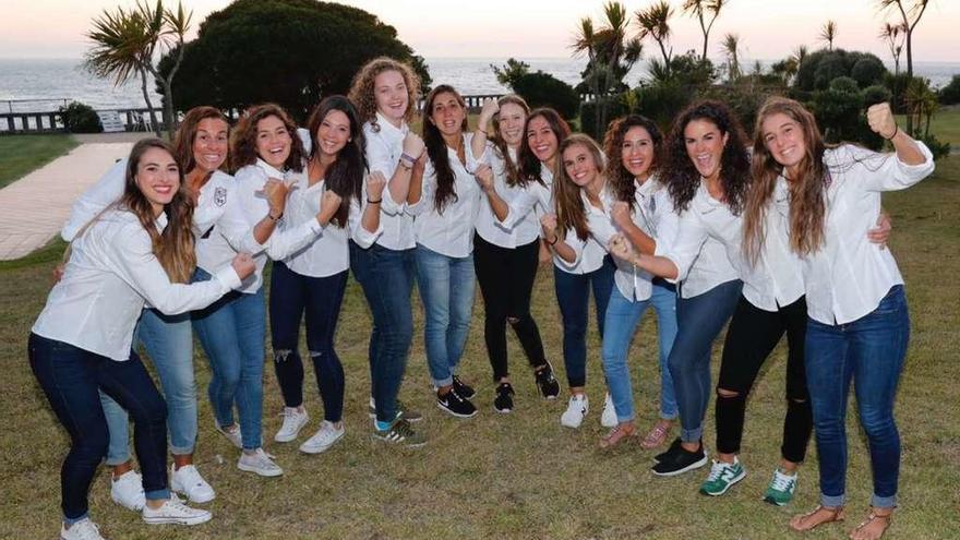 Las jugadoras del Mecalia Guardés, ayer, se conjuran para el triunfo esta tarde en el Central vigués ante el Rocasa. // José Lores