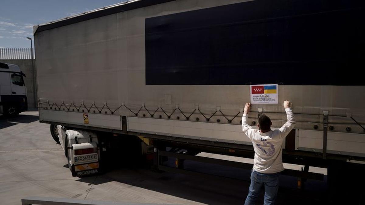 Últimos preparativos antes de la partida de un trailer de ayuda para Ucrania.