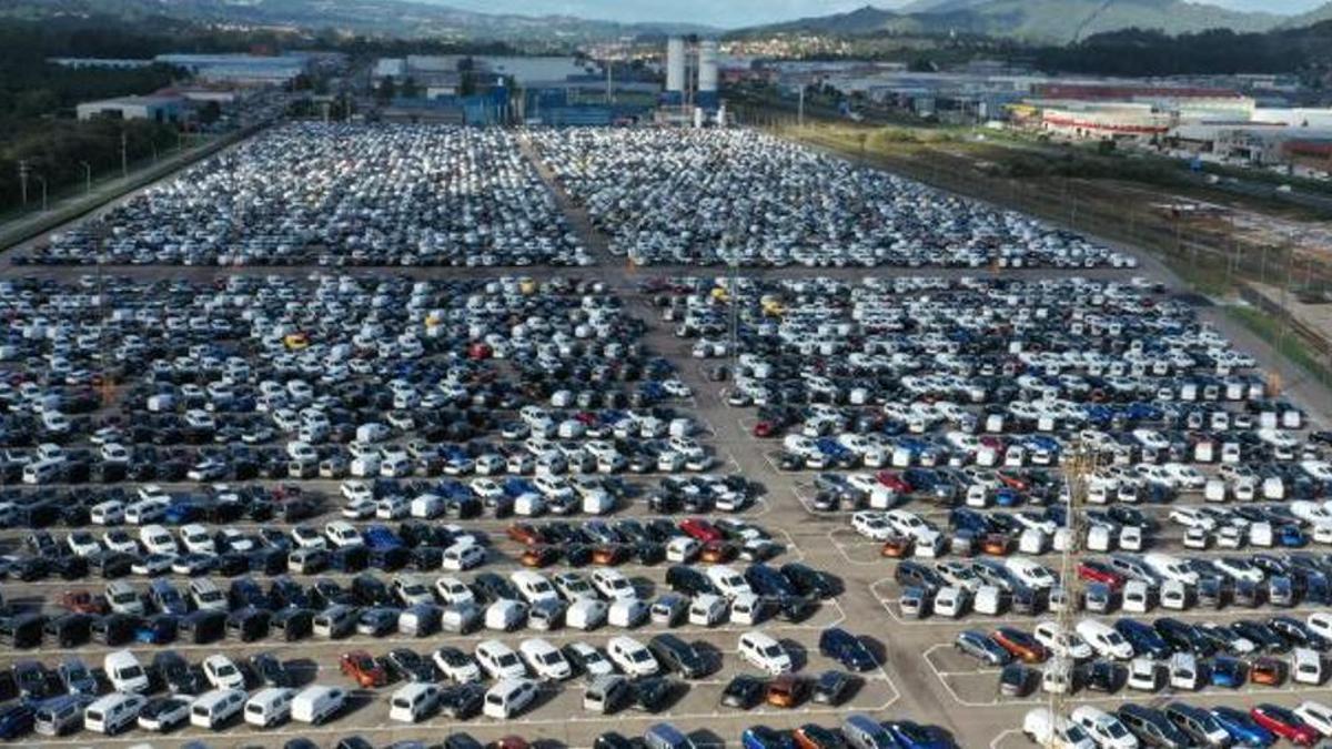 La campa de coches de Stellantis en Porriño, en octubre.