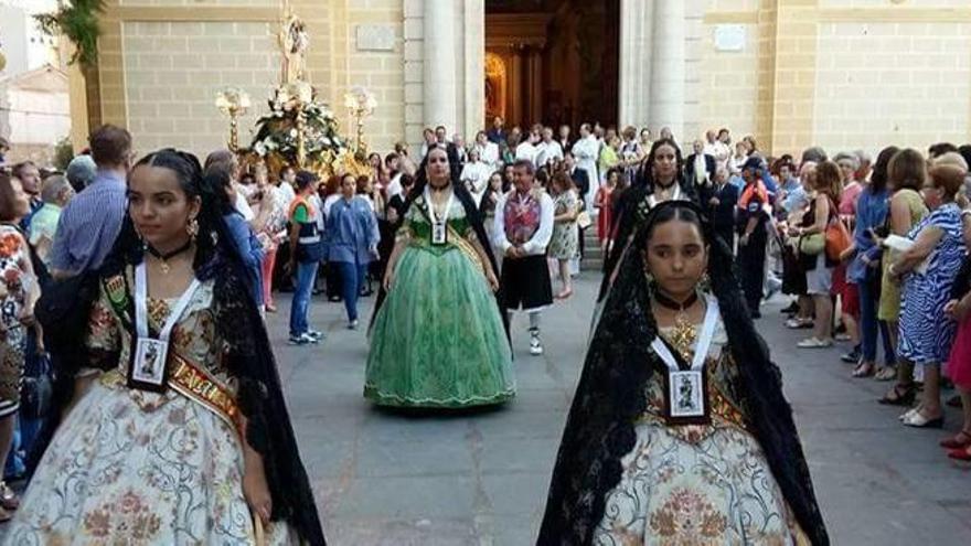 Un momento de la procesión a la Virgen del Carmen ayer, en San Vicente.